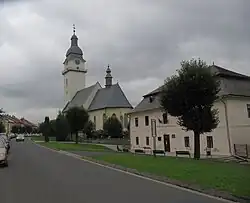 Op de voorgrond: afdeling Jozef Maximilian Petzval-museum in Spišská Belá.