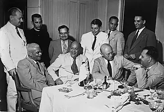 Bakker (zittend 2e van links) en tekenaar Jo Spier (3e van links) in 1947