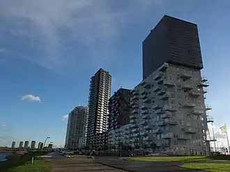 Rechts De Vier Werelden (met balkons die uitsteken)