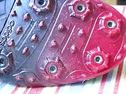 Schroefgaten voor de spikepunten.