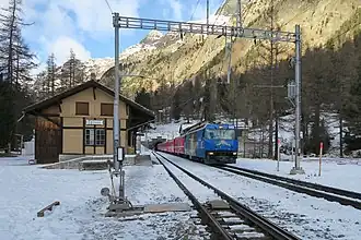 Het station van Spinas aan het zuidelijke tunnelportaal in het Val Bever, een zijvallei van het Engadin.