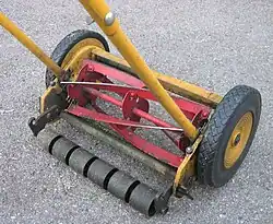 Met de hand geduwde kooimaaier