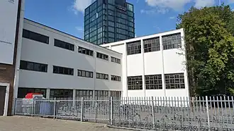 Nieuwbouw van Spinoza Lyceum uit 2011 (augustus 2019)