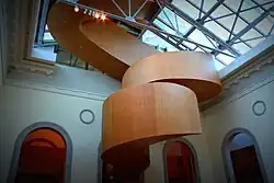 Geheel omtimmerde wenteltrap in de Art Gallery of Ontario