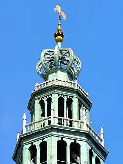 Torenspits met windvaan in de vorm van een paard.