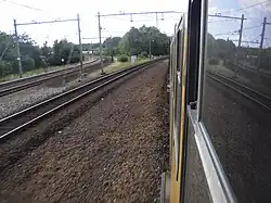 De Hoekse Lijn buigt hier links af vanaf de spoorlijn van Rotterdam richting Den Haag.