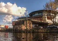 Brugresten op Westerdokskade, VL/TC gebouw op de achtergrond; oktober 2012