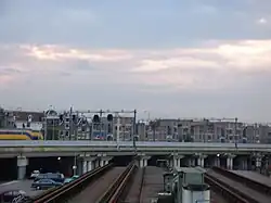 Uitzicht op de Haarlemmer Houttuinen vanaf het middendeel van de spoorbrug; oktober 2000
