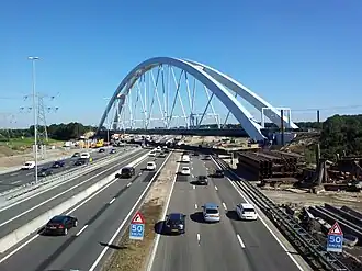 De nieuwe spoorbrug over de A1 in 2016.