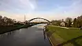 Een VIRM die de brug passeert