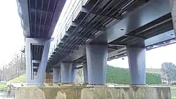 Onderkant brug, voetgangersbrug heeft eigen kolommen maar dezelfde fundering