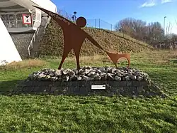 Kunstwerk/monument ter ere van de naamgever van de nieuwe spoorbrug.