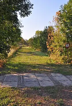 Opgebroken gedeelte van spoorlijn 201 op de spoordijk langs de Sint-Pietersgroenestraat in Sint-Pieters-op-de-Dijk (Brugge). Via deze spoordijk sloot lijn 201 aan op lijn 51 ter hoogte van het station Brugge-Dijk.
