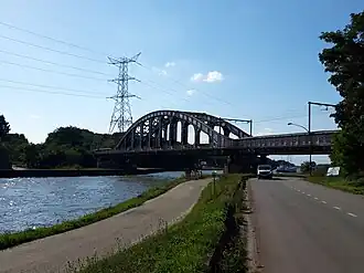 De F5 langs het Albertkanaal in Herentals bij spoorbrug 44.
