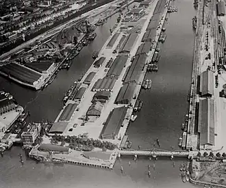 Luchtfoto met in het midden loods 24.