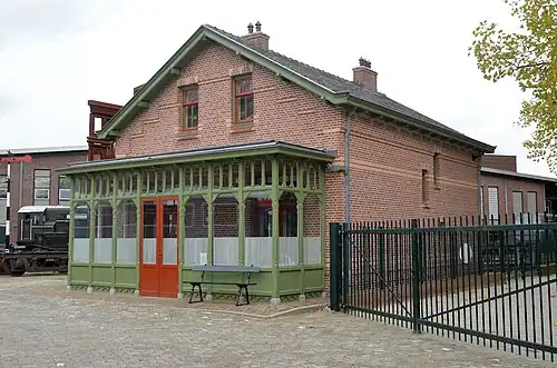 De vroegere dienstwoning van Station Bilthoven is om plaats te maken voor de bouw van de verkeerstunnel verplaatst naar het Spoorwegmuseum te Utrecht.