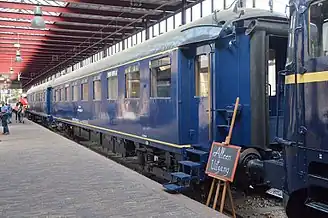 Een tot rijtuig van de Koninklijke trein verbouwd D-treinrijtuig