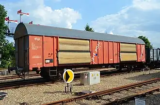 Postwagen NS 242 2 043 Hbbkkss in het Nederlands Spoorwegmuseum.