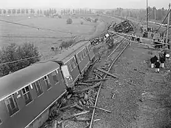 Trein ontspoord bij Hedel; 31 mei 1966.