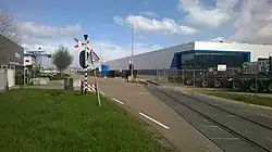 De sporen van de Rail Terminal Born lagen op de plaats van de witte loods