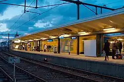 Uitzicht op perron 2/3 vanaf de fietsenstalling aan de Coenderstraat (2010)