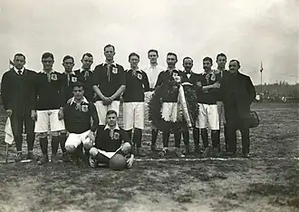 Thomée in het Nederlands elftal (1912). Thomée is de lange man, 5e van links