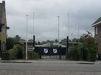 Toegangspoort van het sportterrein aan de Leeuwarderweg
