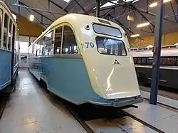 De gestroomlijnde achterzijde van motorwagen 170 (type 'Gullfisker' - Goudvis), gebouwd door Skabo in 1940 in het Trammuseum van Oslo (Sporveismuseet Oslo); 30 november 2015.
