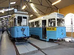 Motorwagen 6 (bouwjaar 1918) en 234 (bouwjaar 1957, type Høka) in het Trammuseum van Oslo (Sporveismuseet Oslo); 30 november 2015.