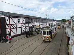 Paardenomnibus KO 17 (bouwjaar 1897) en motorwagen NESA 929 (bouwjaar 1934).