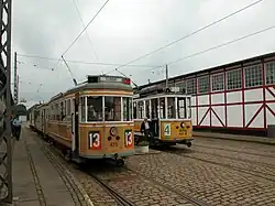 Motorwagens KS 470 (bouwjaar 1945) en KS 275 (bouwjaar 1907) op het vertrekspoor tussen de remisegebouwen van het museum.