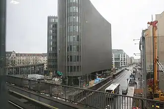 Hoogbouw Spreedreieck staat aan de Friedrichstraße pal voor het Tränenpalast (2009)