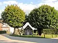 Kapel van Notre-Dame de Bon Secours du Trôleu en het ensemble van de kapel, het omliggende terrein en de twee lindebomen die schaduw geven
