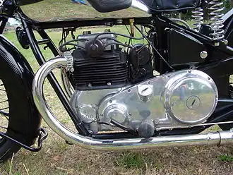 De Ariel Square Four (boven) en de Red Hunter (onder) waren al ontworpen toen Jack Sangster Ariel in 1931 overnam