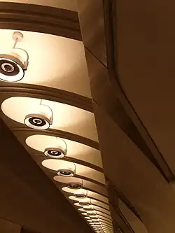 De lampen boven het perron