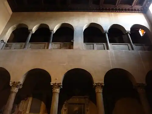 Rechterzijde van het middenschip en matroneum.