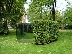 Two Way Mirror Hedge (2001), Düsseldorf