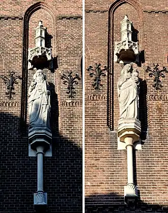 Sint-Andreas en Maria met Kind tegen de gevel van het kloostergebouw