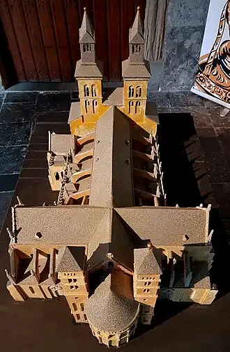 Maquette van de kerk in de kruisgang. Bovenaanzicht met zij- en transeptkapellen