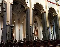 Zicht vanuit de middenbeuk op zuidbeuk en zijkapellen