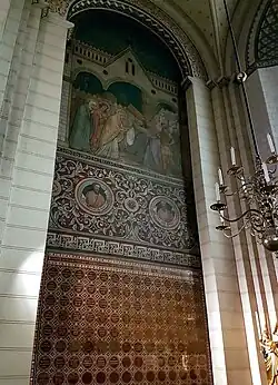 Noordwand met votieftegels en muurschildering