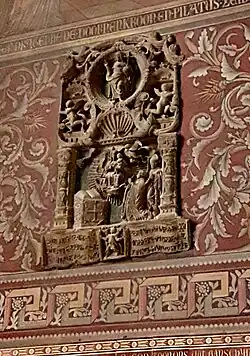 Detail zuidwand met epitaaf en muurschildering