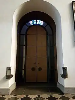 Toegang zuidoostportaal in de kerk