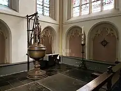 Overzicht kapel met doopvont en grafzerken