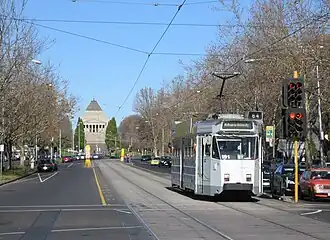 St Kilda Road met de Shrine of Remembrance.