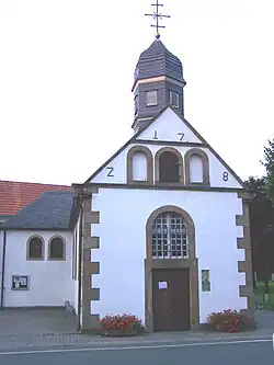 St.-Anna-bedevaartkapel, Breischen, aan de zuidkant van Hopsten; bedevaart jaarlijks gedurende een week in augustus