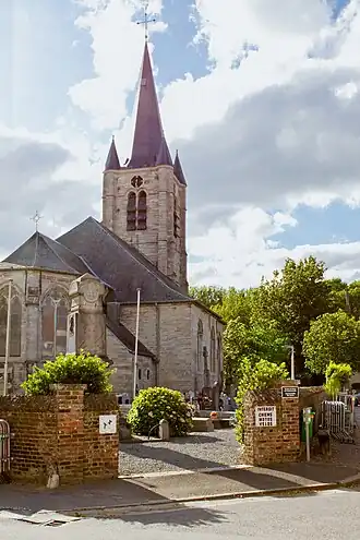 Sint-Leodegariuskerk met toegang tot het kerkhof