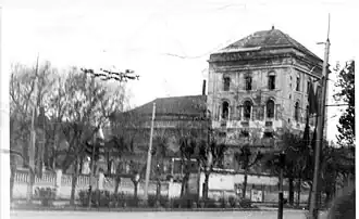 De kerk in 1990 voor de restauratie