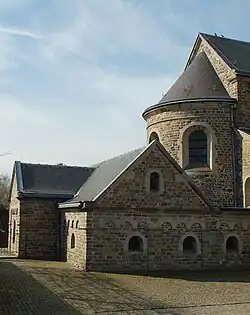 Koor en buitencrypte