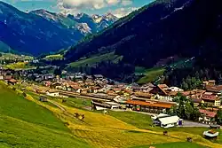 Het oude station en daarachter St. Anton am Arlberg